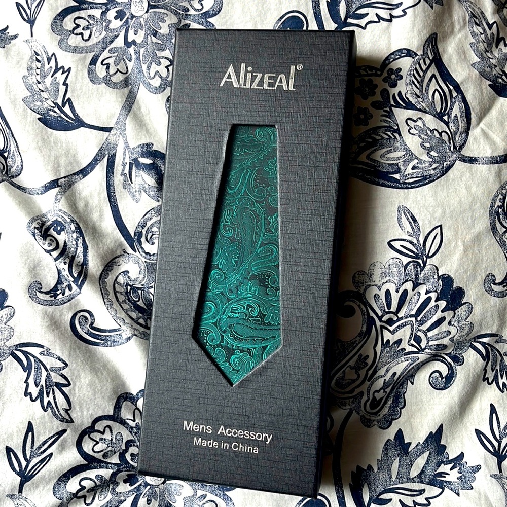 Alizeal Green Paisley Tie